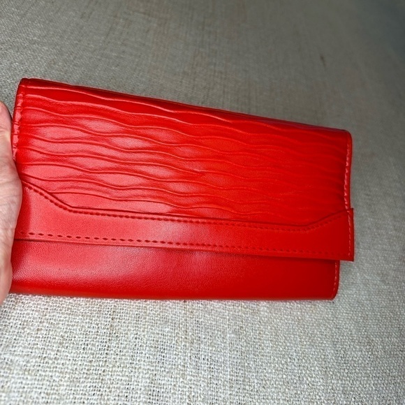 Clutch crossbody shoulder bag purse red removable strap envelope snap closure​​ - Picture 2 of 13